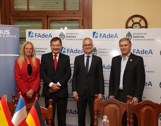 Firman un acuerdo comercial para el sostenimiento de la flota de aviones C212