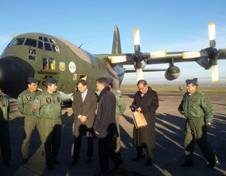 El presidente Mauricio Macri visita el Hércules C-130 modernizado en FAdeA